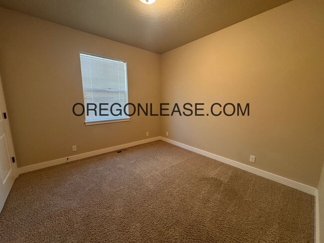 Building Photo - 2015 build 3 bed 2 bath North Eugene Home