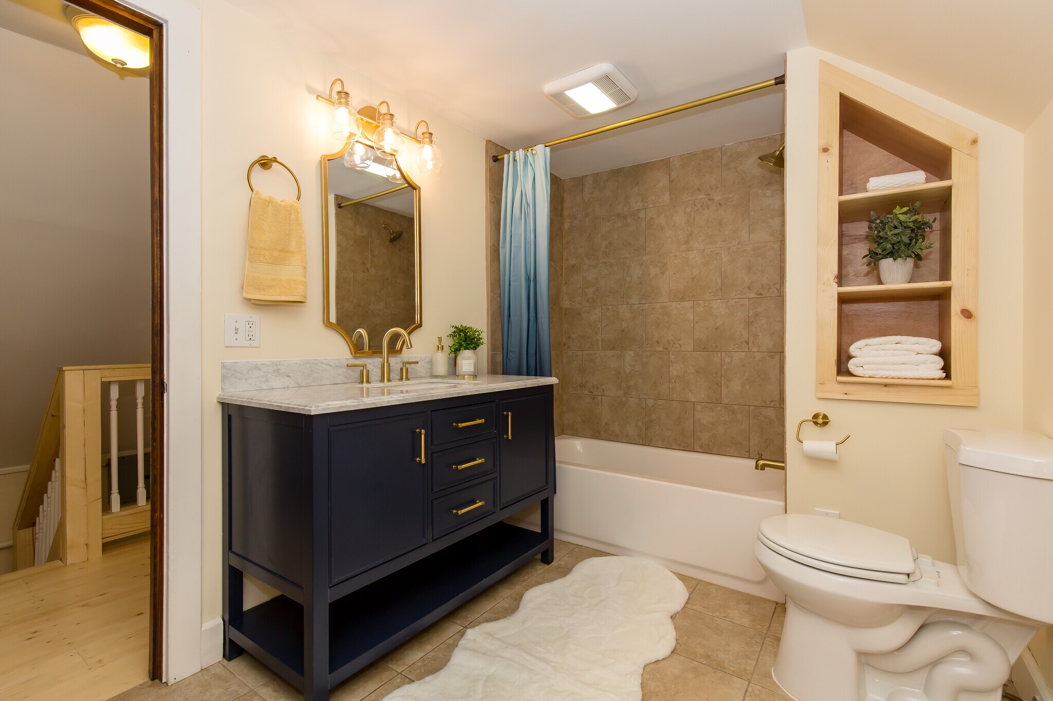 Upstairs Full Bath - 715 5th St SE