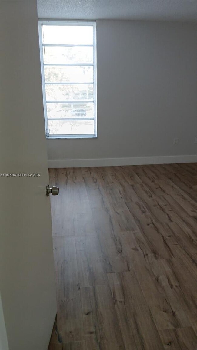 Building Photo - 8820 Fontainebleau Blvd