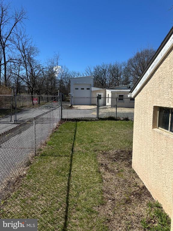 Building Photo - 25 W 5th Ave