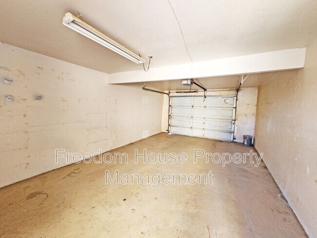 Building Photo - 2321 E Calvada Blvd