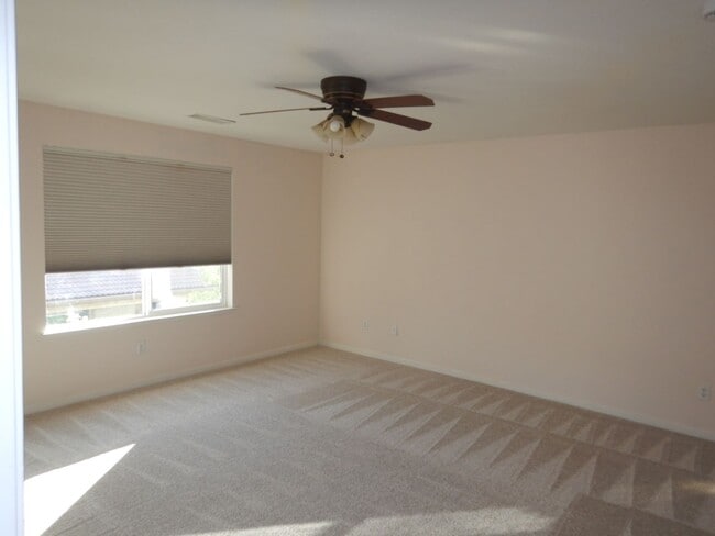 Building Photo - Cute as a button in Double Diamond Ranch!