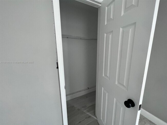 Building Photo - 829 S L St