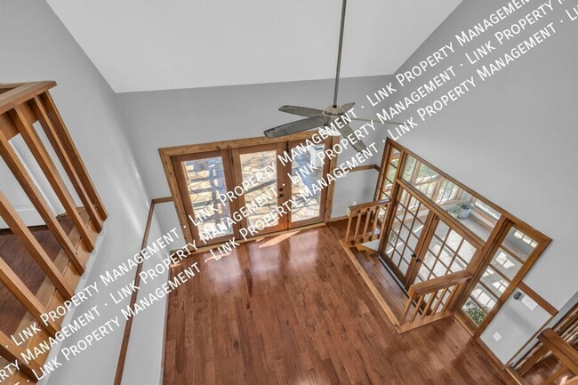 Building Photo - SPECIAL Half off January!  Spacious, Renov...