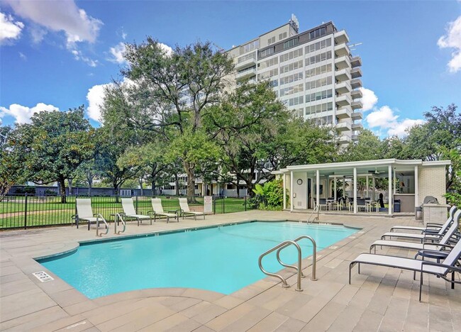 Building Photo - 2701 Westheimer Rd