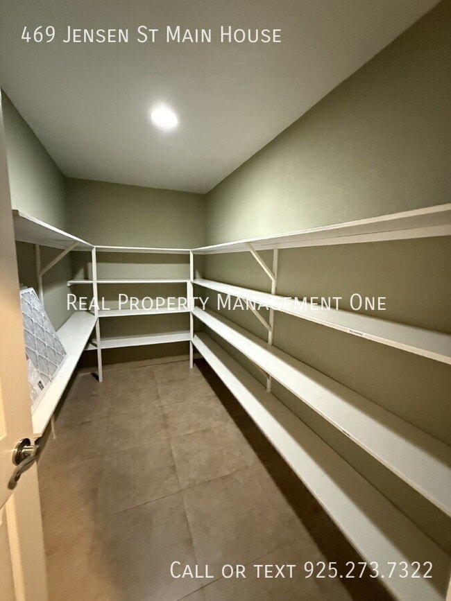 Building Photo - 469 Jensen St