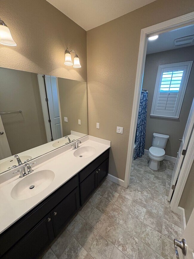 Building Photo - Spacious 4 Bed 3 Bath Tracy Home