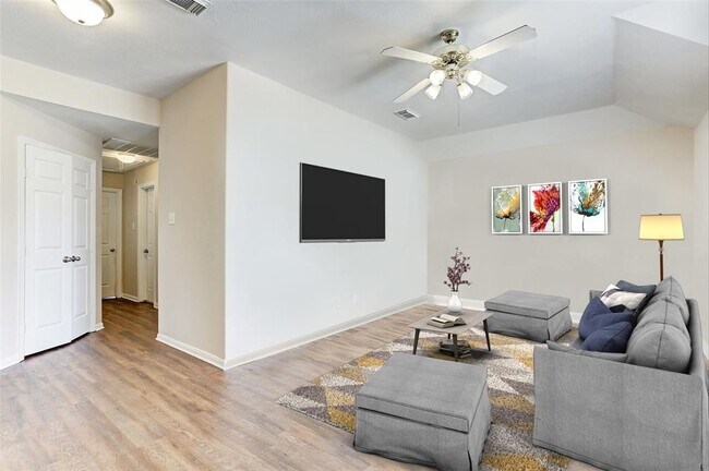 Building Photo - 8607 Saratoga Dr