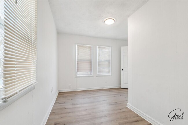 Building Photo - 2615 Emmons Ave