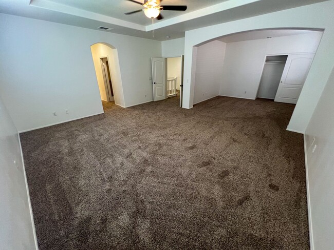 Building Photo - Spacious 5 Bedroom 3 Bathroom Home with 3 ...