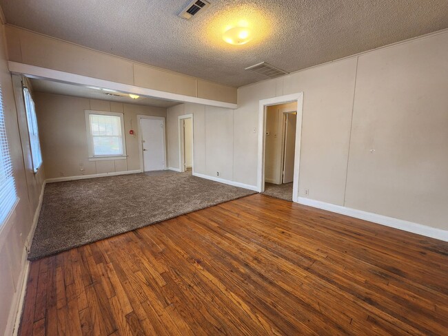 Building Photo - 2 bed 1 bath in Shawnee
