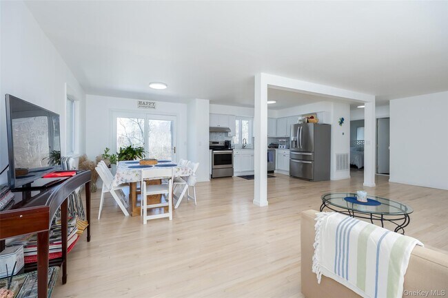 Building Photo - 371 S River Rd