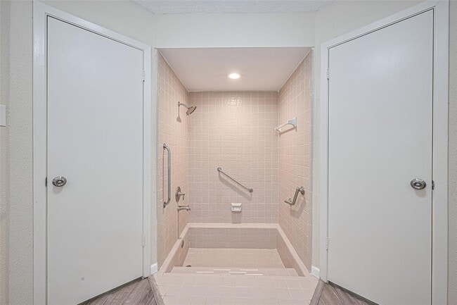 Building Photo - 2107 Shadowbriar Dr