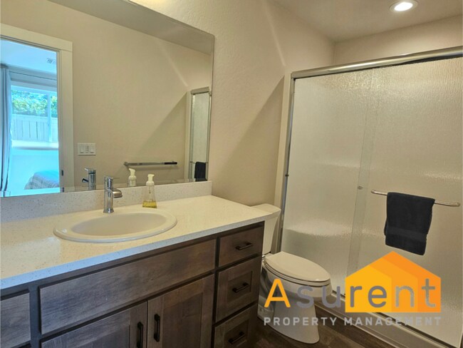Building Photo - Beautiful fully furnished, single level 3 ...