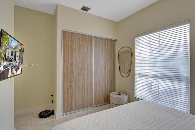 Building Photo - 1529 Shoreline Way