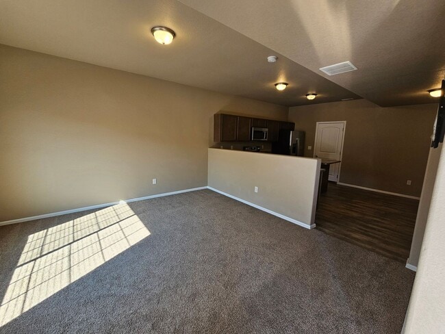 Building Photo - 3 bed-3 bath Townhome with AC!!!