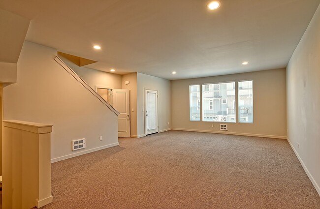 Building Photo - Available NOW! 4-Bedroom End-Unit Townhome Near Silver Lake
