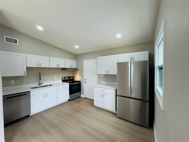 Building Photo - 3235 Oakley Ave S