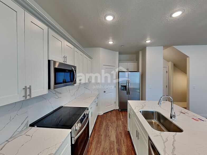 Building Photo - 13947 E 101st Ave