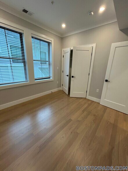 Building Photo - 285 Lamartine St