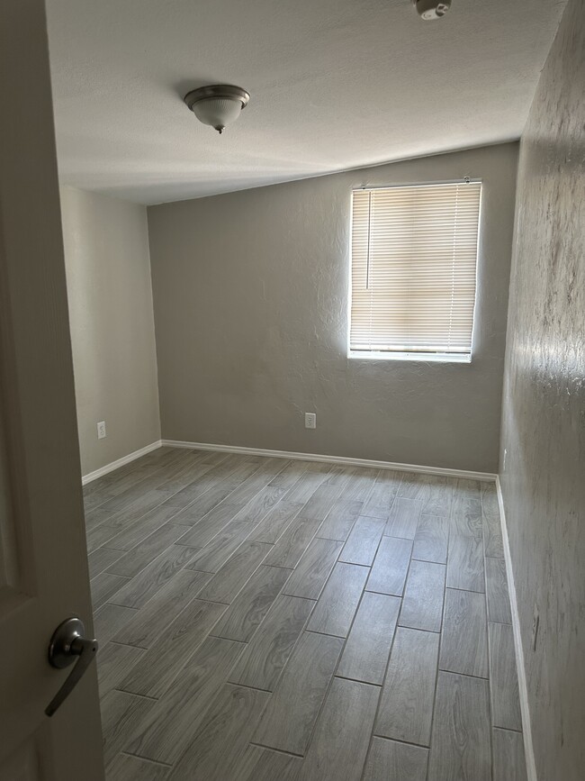 Building Photo - 1317 E Adams St