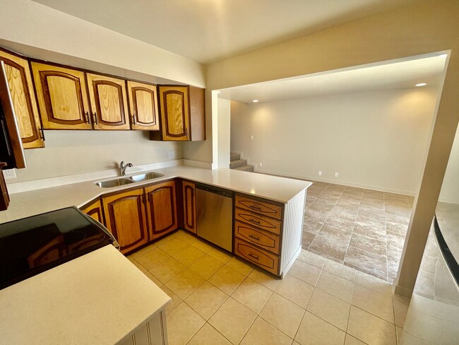 Building Photo - Fully Remodeled 3-BR, 3-BA Townhome with Kitchenette in Basement
