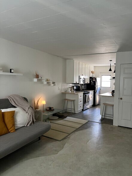 Building Photo - 1140 Molino Ave