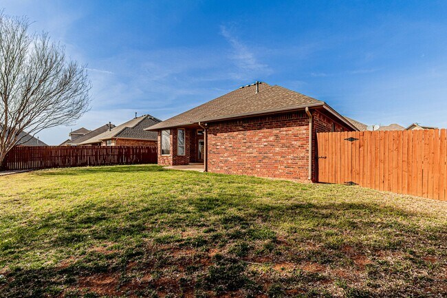 Building Photo - 4 Bed 3 Bath in Edmond!