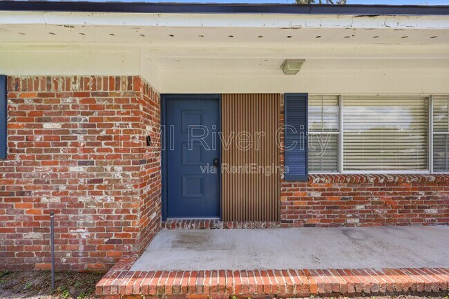 Building Photo - 2860 Cedarcrest Dr