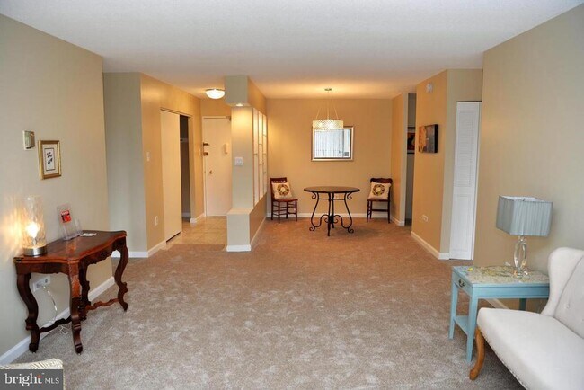 Building Photo - 4600 S Four Mile Run Dr