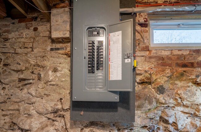 Building Photo - 17 Bridge St