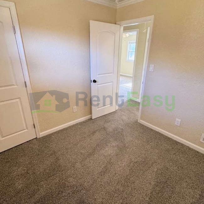 Building Photo - 949 Redwood Cir