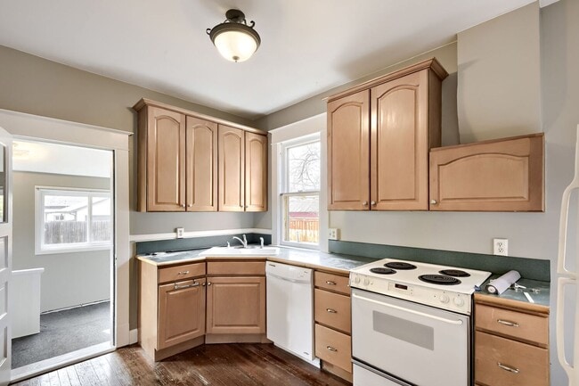 Building Photo - LOCATION LOCATION!! Brick townhome located in the highly desirable Wash Park West neighborhood!