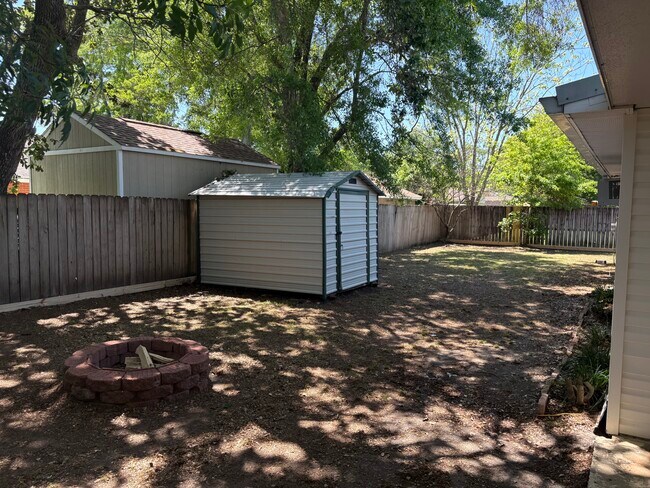 Building Photo - 6813 Oakhurst Dr