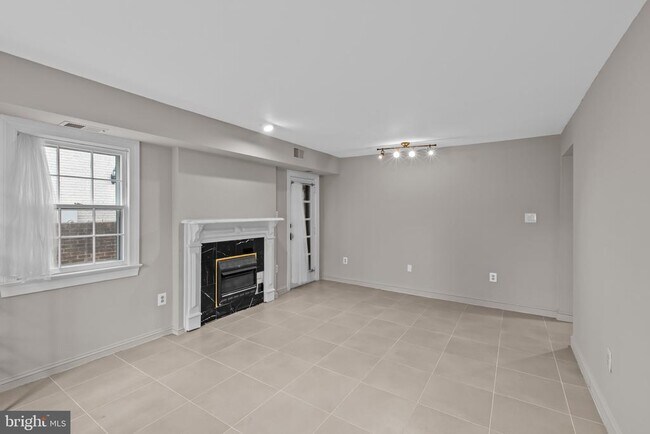 Building Photo - 810 Queen St