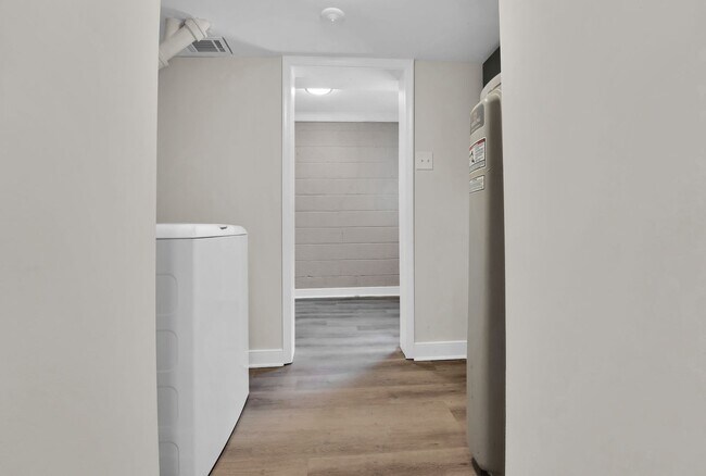 Building Photo - Beautiful Renovated 4 Bedroom 2.5 Bathroom...