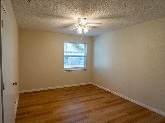 Building Photo - 6616 Parkview Ln