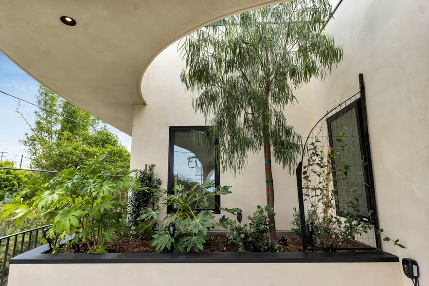 Building Photo - 12131 Palms Blvd