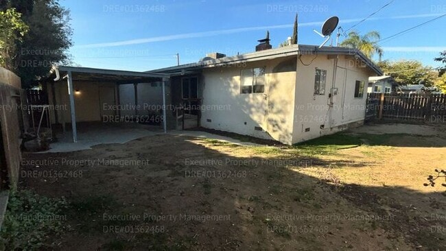 Building Photo - 3 bedroom/ 1.5 bathroom home with a detach...