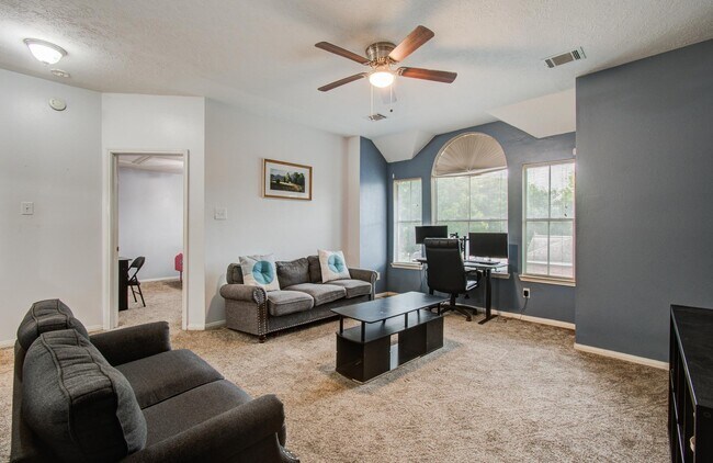 Building Photo - 3203 Blaesser Dr