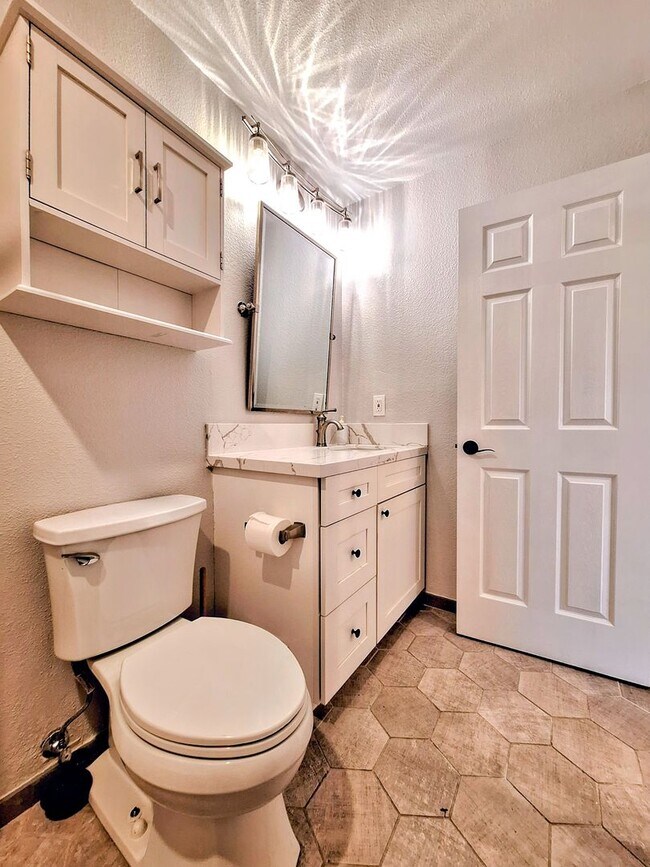 Building Photo - Beautiful 2bd Single Story House With Gate...