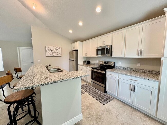 Building Photo - 713 SE East Ave