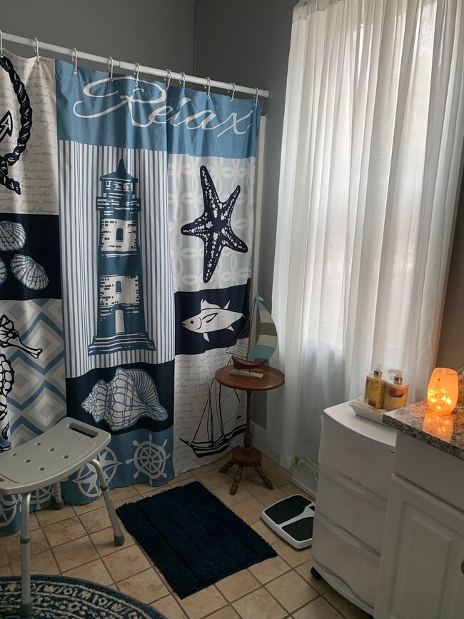 Large bathroom - 3580 Bakerstown Rd