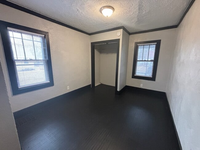 Building Photo - 2829 Kenmore Ave