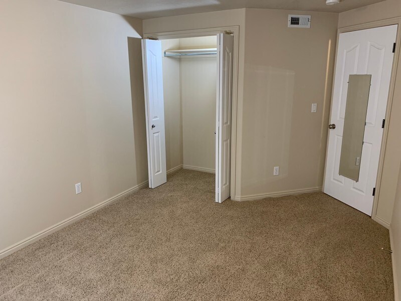 Building Photo - 2476 860 W