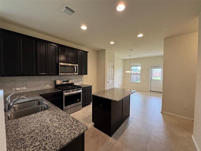 Building Photo - 250 Zuma Dr
