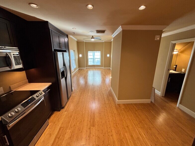 Building Photo - 4950 Bayshore Blvd
