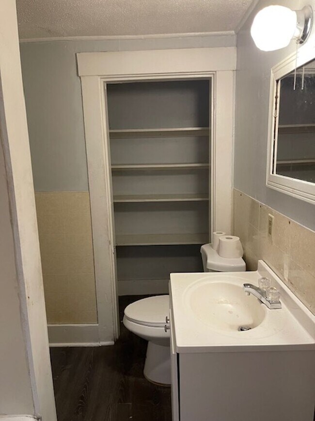 Building Photo - 18 Central St