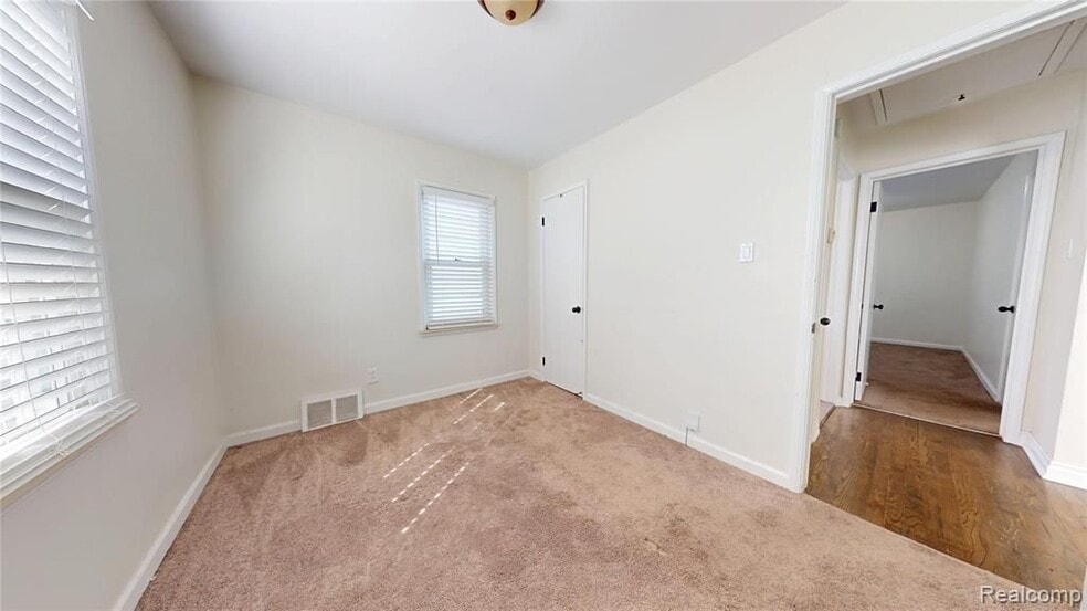 Building Photo - 3734 Buckingham Ave