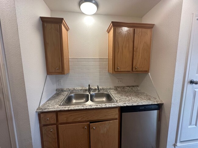 Building Photo - Wonderful updated 2/2/2 off of Milwaukee!